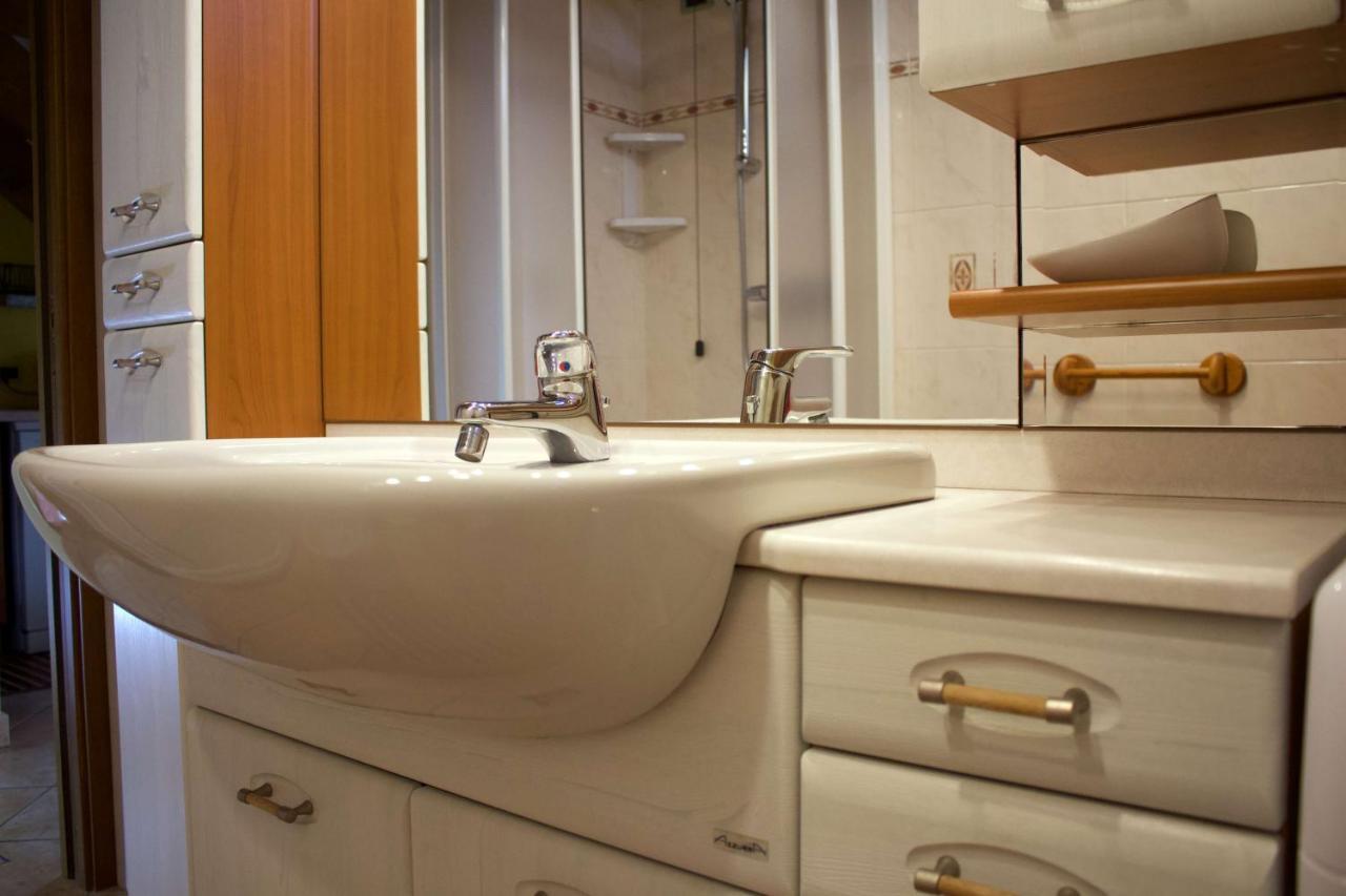 La Casa Sul Sasso In Town Serviced Accommodations Dervio Exterior foto